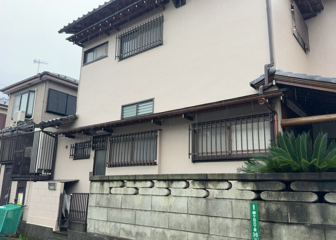 家を建てる場合、方位は要チェックです。現実的に日当たりのよい家ならばリビングは南側、建築基準法でも北側に当たる家への配慮は求められています。土地を見学に行く際は、方位磁針を持って行くようにしましょう。