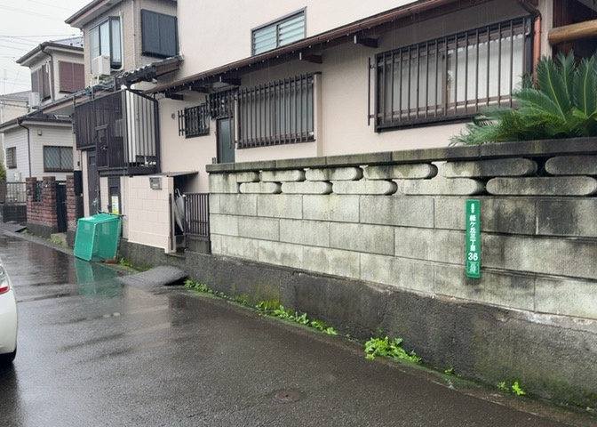 土地の前の道路に消火栓が設置されていることがあります。この場合、道路交通法第45条第1項により、駐車禁止の場所が指定されています。そのため、車庫などの駐車スペースをつくることができない場合があります。