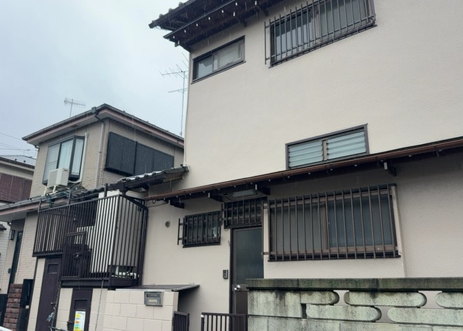 現地に行くなら、物件の周囲の地形がどうなっているかを見ることも大切です。周辺より低くなっている土地では、大雨などで水が集まりやすいため、地盤が弱くなっているということも考えられるため、注意が必要です。