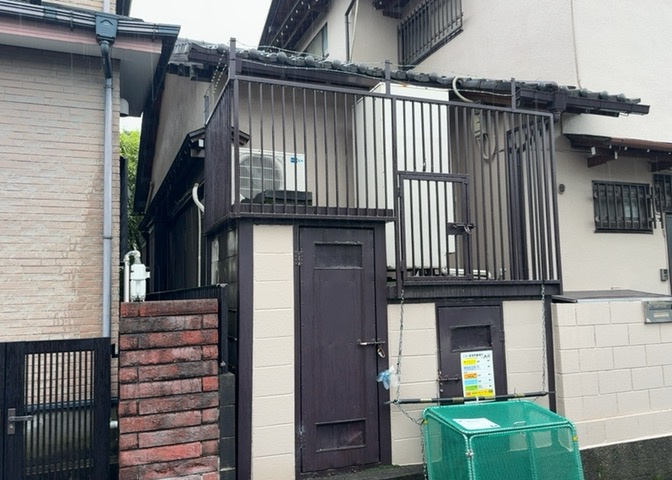 土地購入を検討されている場合、境界杭がない状態で購入してしまうと境界確定測量をする必要があり、費用がかかります。購入の前に、売主、隣土地所有者立ち合いのもと境界を確定し境界杭を設置するのがベストです。