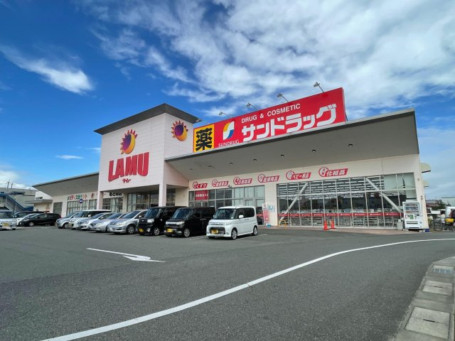 【ラ・ムー明石南店】　徒歩20分(約1570m)。食料品や酒類などが取り扱われています。クリーニング・リサイクル資源回収などのサービスが提供されています。営業時間/24時間(一部店舗を除く)