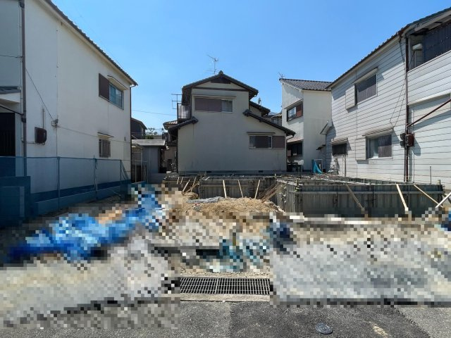 【現地外観写真】　2026年11月完成予定！木造2階建「5LDK」新築戸建。山陽電鉄本線「山陽魚住」駅まで徒歩11分、JR山陽本線「魚住」駅まで徒歩17分。通勤・通学・お出かけに便利な立地です。