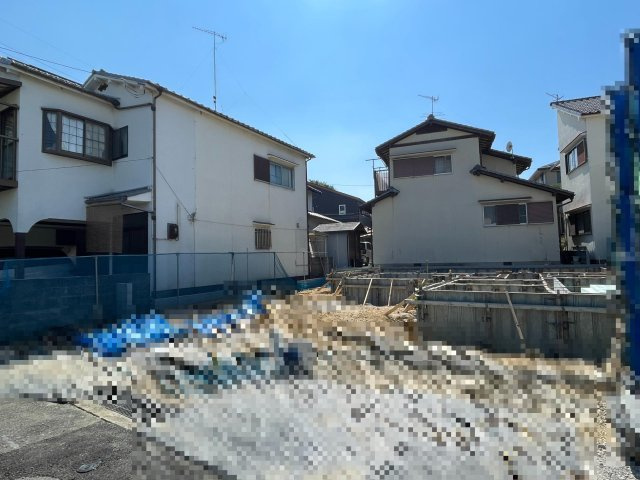 【現地外観写真】　第一種住居地域内の閑静な住宅地に位置しています。住宅の前に公園があり、緑豊かな環境でのびのびと過ごすことができそうです。