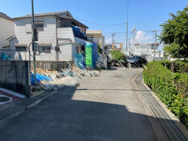 【前面道路含む現地写真】　前面道路は東側、幅員約4.2mの私道です。アスファルト舗装がされているため、自転車やベビーカーなどでも、スムーズに通行していただけます。