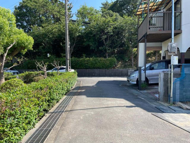 【前面道路含む現地写真】　こども園まで徒歩1分！幼稚園・小学校、スーパーなどの買い物施設が徒歩8分圏内に揃うため、子育てファミリーにもおすすめです。