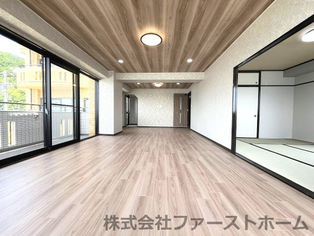 大きな窓とバルコニーに面したこのリビングは日中は照明いらずの心地よい空間。