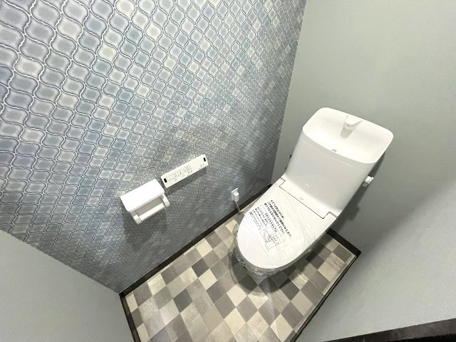 清潔感あふれる機能的なトイレです。温水洗浄便座付きで毎日を快適に過ごせます。