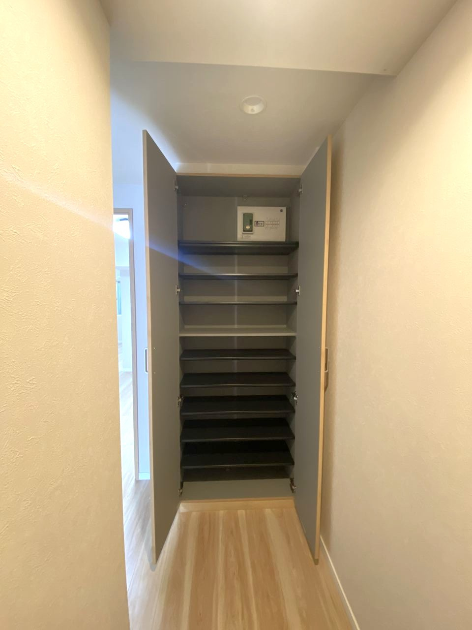 玄関収納　すっきりと整理整頓できるシューズボックスを備えた玄関エリア。家族全員の靴や小物をきれいに収納でき、住まいの顔として明るく清潔な第一印象を与えてくれます