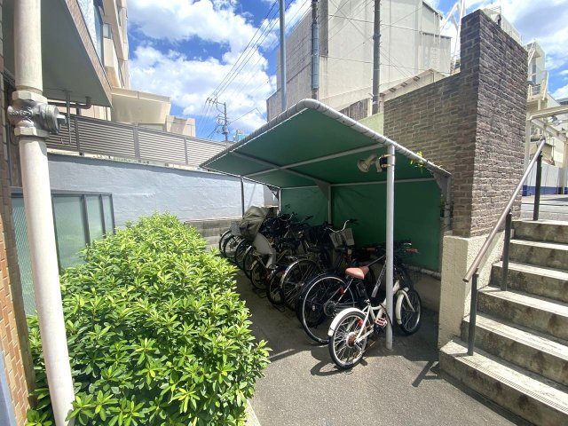 駐輪場　大切な自転車を雨風から守る屋根付きの敷地内駐輪場。通勤・通学や日常のちょっとしたお買いものに欠かせない自転車を安全かつきれいに保管・管理できます