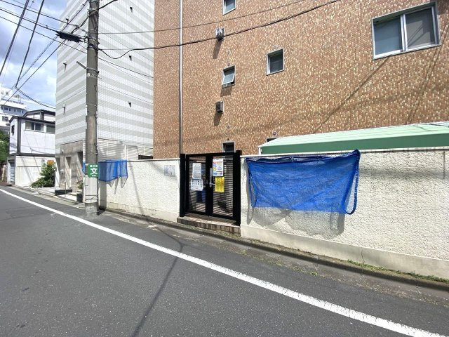 ゴミ捨て場　敷地内に設けられた居住者専用のゴミ置場。曜日や時間を気にせず清潔にゴミ出しが行え、悪天候の日でもストレスなく利用できるよう管理が行き届いています。