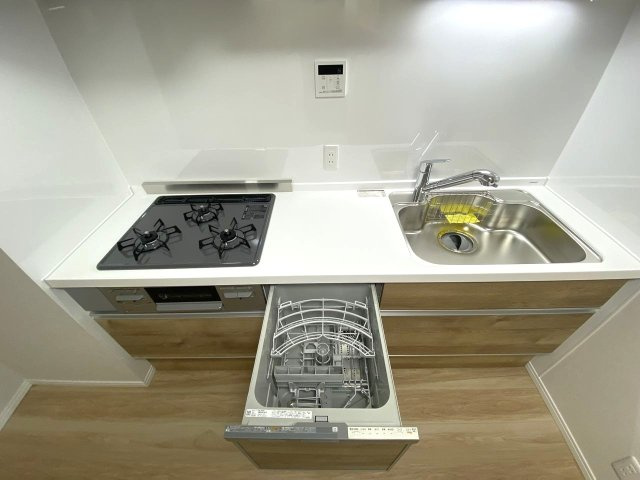 食洗機　毎日の家事負担を大幅に軽減する食器洗い乾燥機を標準装備。手荒れを防ぐだけでなく、食後の後片付けの手間を省き、ご家族との団らん時間を増やすことができます。