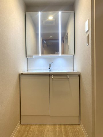 洗面台新規交換　新規交換された使い勝手の良い独立洗面化粧台。朝の身支度がスムーズに行える大きな鏡や収納スペースを備え、洗面室を常に清潔で快適な状態に保つことができます。