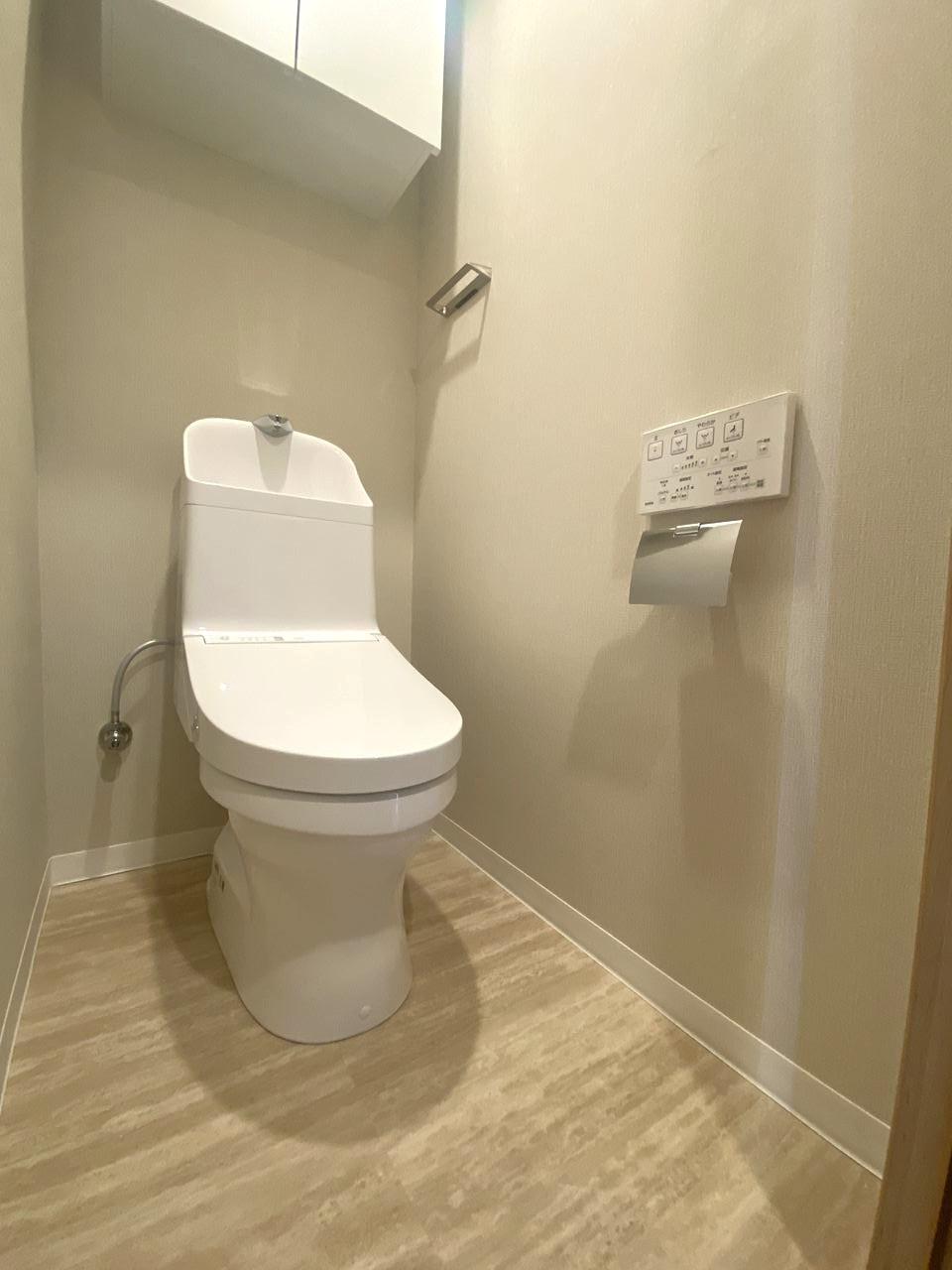 トイレ新規交換　清潔感のある新規交換済みのトイレ空間。温水洗浄便座などの最新設備を完備し、衛生的にご使用いただけます。お手入れがしやすく、日々の暮らしに心地よさをもたらします。