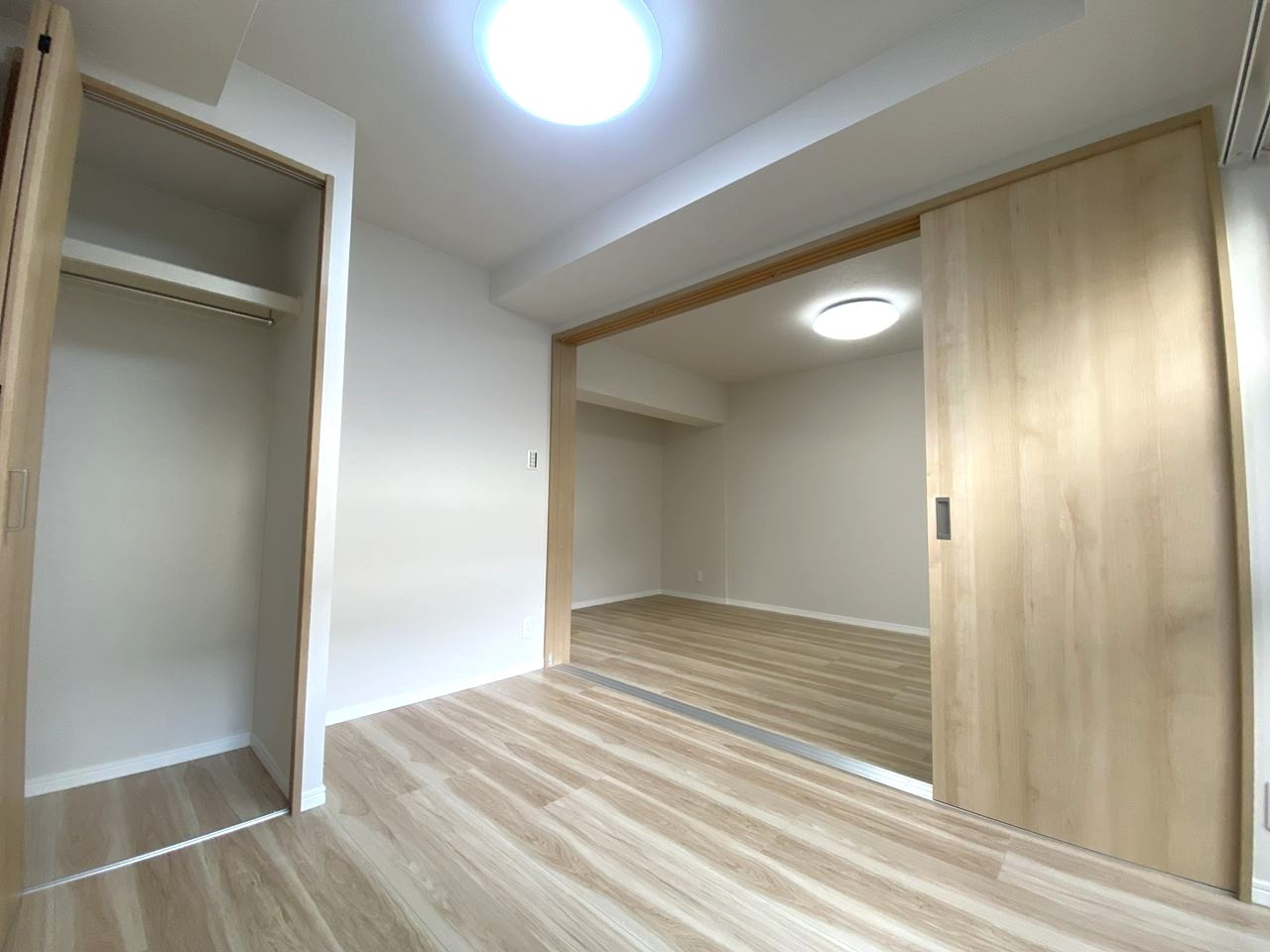 洋室4.0帖　間取り図左下の部屋　間取り図左下に位置する約4.0帖の洋室。ベッドやデスクを配置しやすく、主寝室としてはもちろん、集中できる書斎や趣味のお部屋としてもフレキシブルに活用できます。