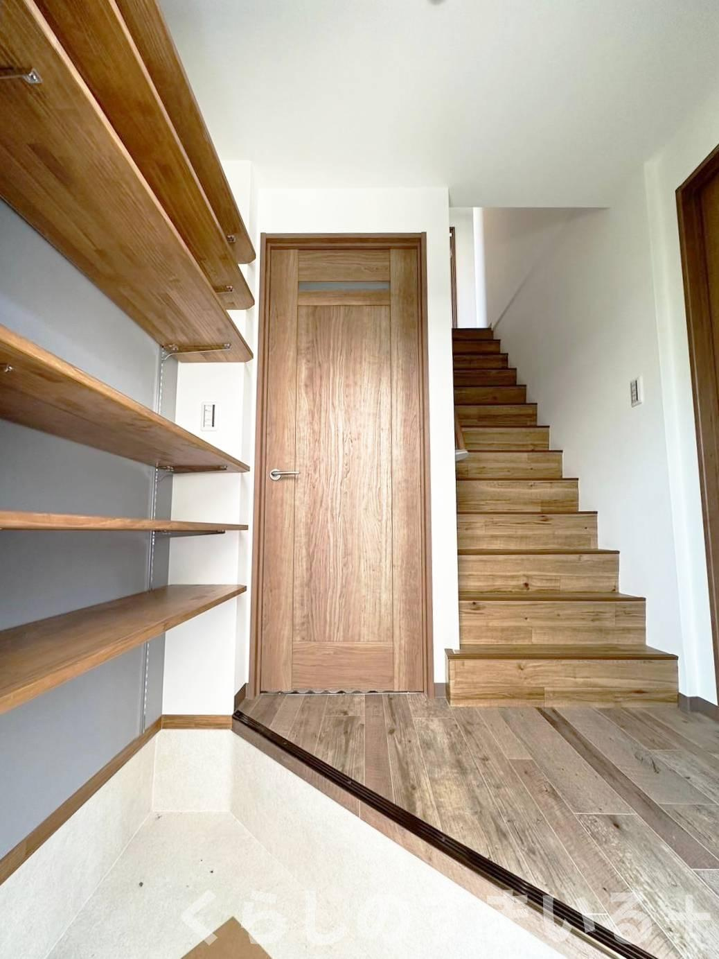 収納もある玄関です