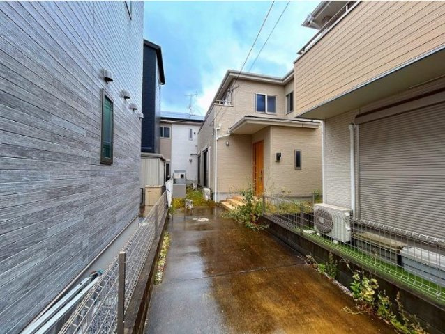 全居室6帖以上・全居室に収納がある4LDK！主寝室7.5帖にはWIC付き！キッチン・洗面・浴室がワンフロアにまとまり、家事がスムーズにこなせる間取りです。駐車スペース2台可(車種による)！
