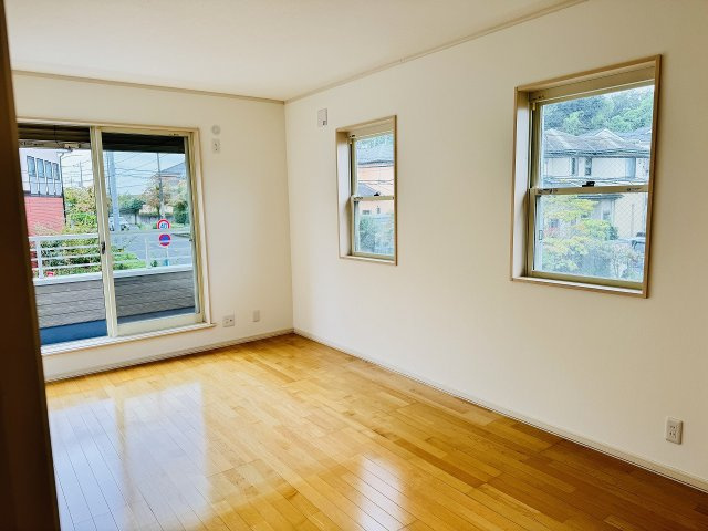 ～2階8.2帖の主寝室　ベッドなど大型家具のレイアウトもしやすい広さです～