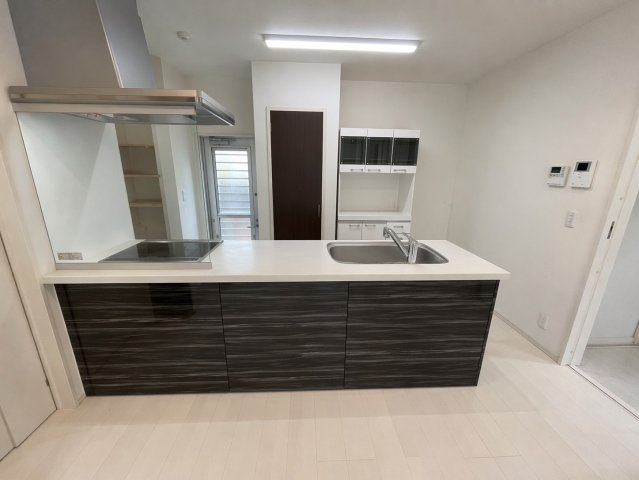 スッキリスマートなフルフラットキッチン！作業スペースが広く、使いやすいキッチンです♪