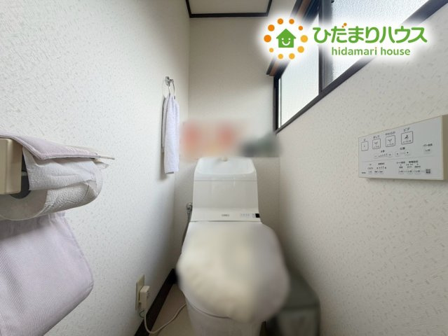 2階トイレ完備♪小窓が付いているので、トイレも明るい空間になっております♪