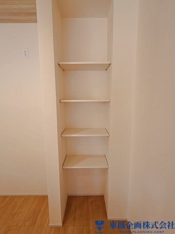 キッチン横にある収納棚
