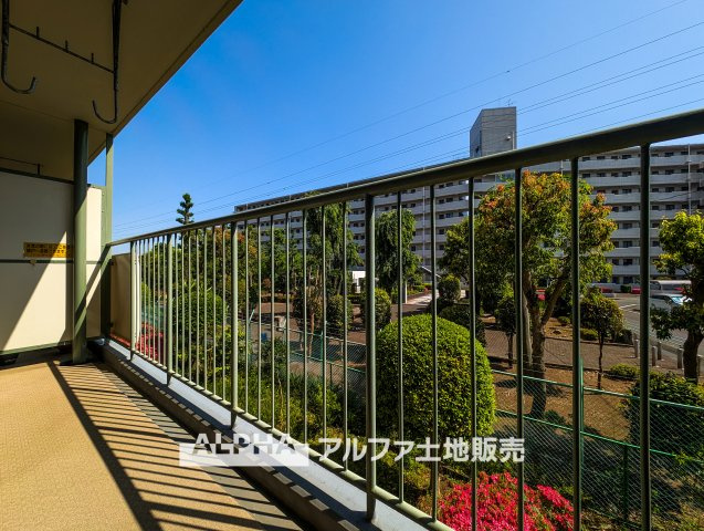 【Balcony】◆バルコニー◆日当たりの良いバルコニーは、洗濯物がよく乾くだけでなく、外の空気を感じながらひと息つける場所。暮らしに心地よい余白をもたらします。