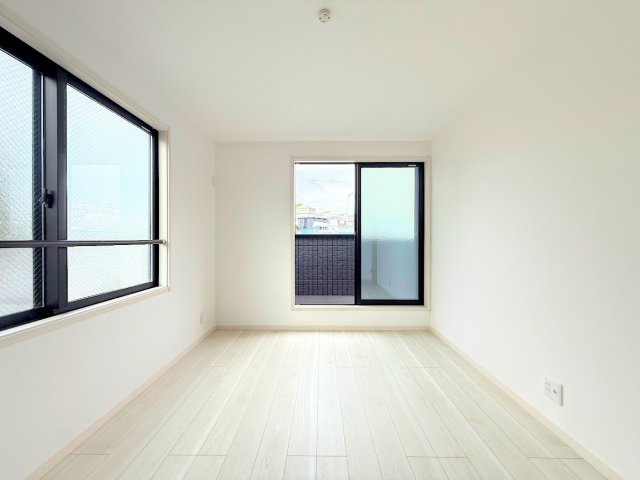 ◆柔らかい陽光が差し込む明るいお部屋を演出する設計。彩光の取れる窓が気持ちの良いお部屋を創り上げます。