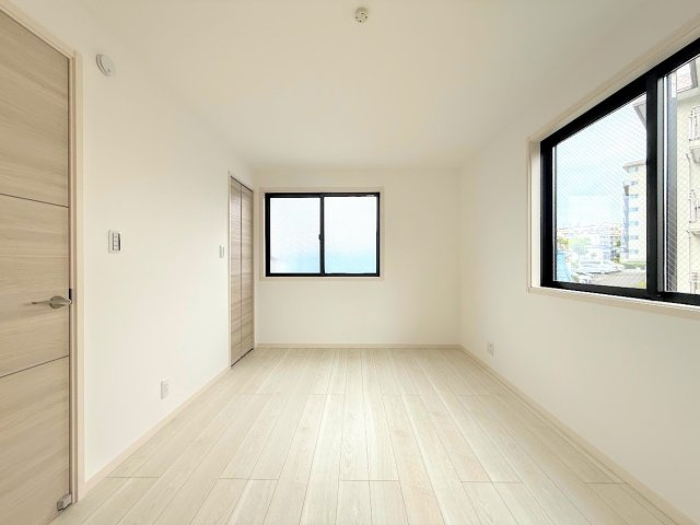 ◆室内はいつも明るい印象なので気持ちの良い朝を迎えられます。各部屋にはクローゼットを完備しており、収納が多いお家はすっきりして快適空間です。