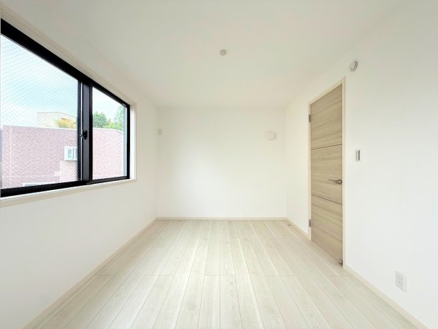 ◆気持ちの良い風が室内へ入り込む居室。家具を配置しても広々ご利用いただけます！！