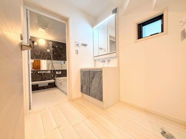 ◆毎日使う場所だから、機能的で使いやすさに配慮したパウダールーム。すっきりと使えるように収納も豊富にご用意しています。