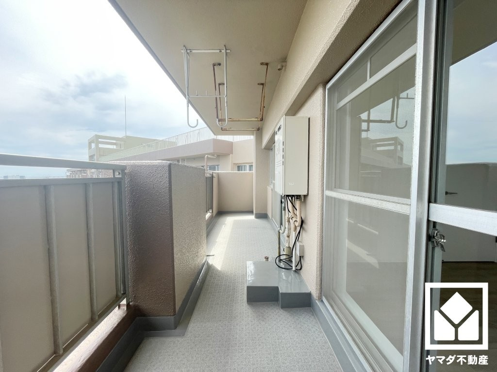 南東向きバルコニーで陽当たり、風通し良好。広々としているため、お洗濯物をたっぷりと干す事ができます。
