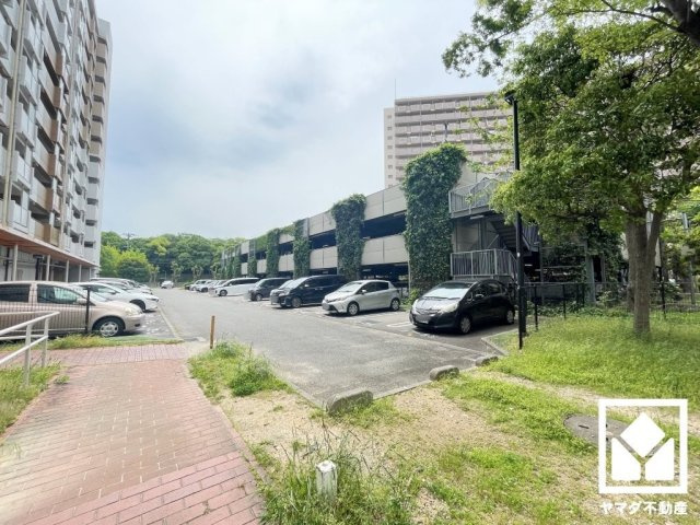 敷地内に駐車場を完備（月額8500円～10200円）。重い荷物や雨の日の移動もスムーズで、快適なカーライフを実現。空き状況等は弊社スタッフまでお気軽にお問い合わせください。