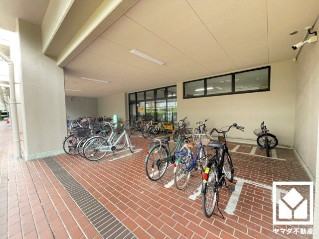屋内駐輪場・バイク置場も完備しており、雨や風、直射日光からお乗り物を守ることができます。
