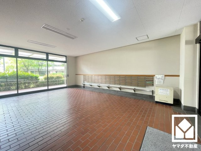 広々とした明るいロビー。綺麗に整備されており、帰宅時や来客時にも気持ちの良い空間です。