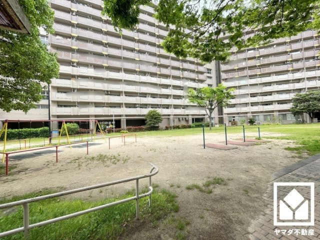 広々とした敷地内にはゆったりとした広場や砂場、すべり台・ブランコなどの遊具のある公園が数多く整備されており、子育て世帯の方にもお勧めです。