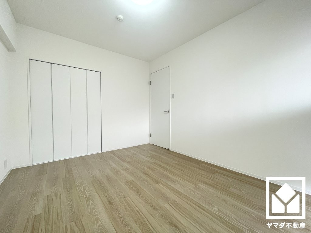 大きなクローゼット付きで整理整頓しやすいお部屋です。
