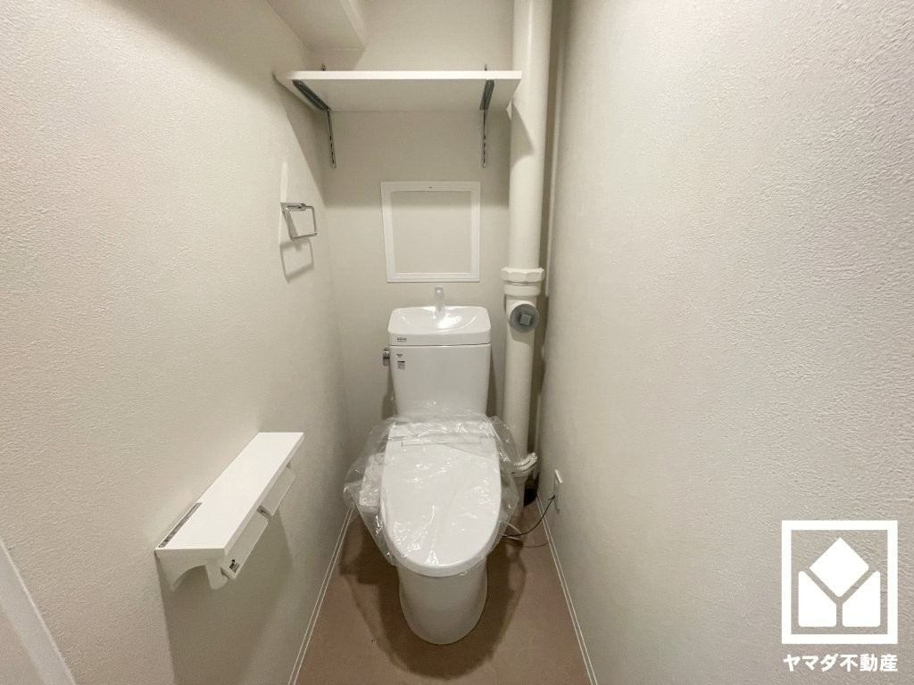 明るく清潔感溢れるトイレです。温水洗浄便座付きで、季節を問わずいつでも温かい便座をお使いいただけます。明るく清潔感溢れるトイレです。