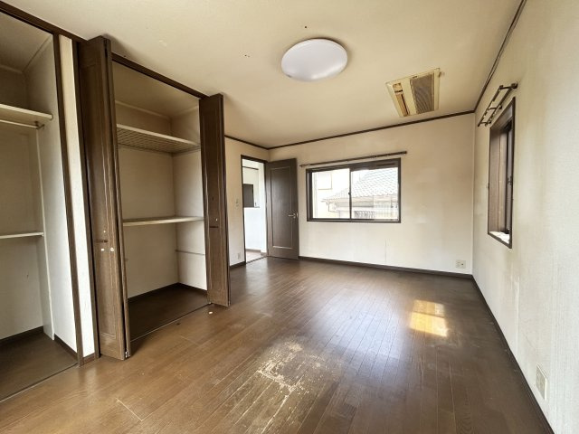 大きな窓から心地よい風が抜け、快適に過ごせる洋室です