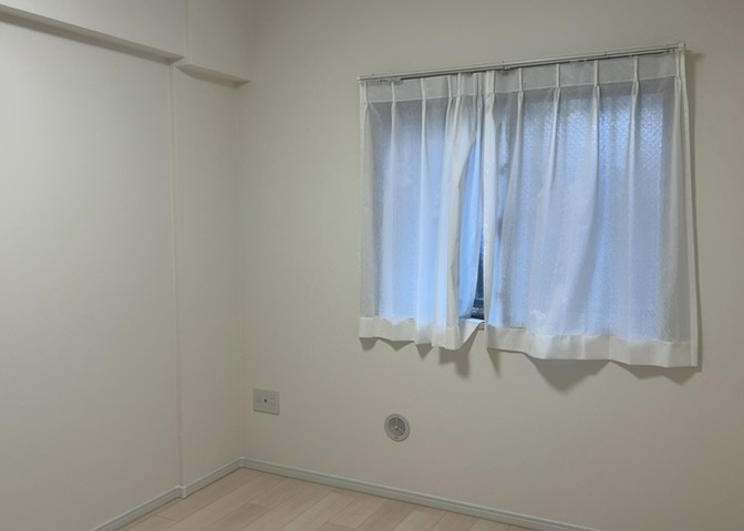 寝室でゆっくりと過ごすためにはベッド周りの適度な空間を担保することや窓の位置、照明の明るさ、寝室の広さなどを考える必要があります。自身や家族の構成とライフスタイルに併せて寝室にする部屋を選びましょう！