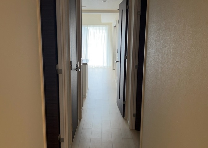 内装はとにかくおしゃれなものがいい！と選ぶ前に、まず住んだ後のことを想像してみましょう。住んでみたらコンセントの位置が悪くて使いにくいなど出てきます。事前にどの家電をどこに置くか想定しておきましょう。