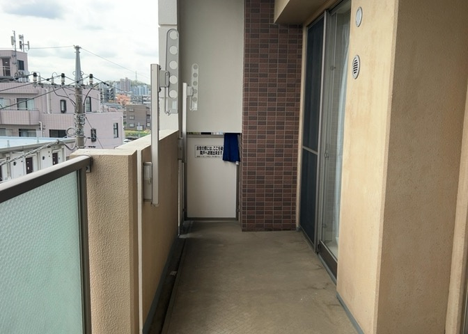 バルコニーは、室外の専用スペースのうち、「屋根がなく開放された空間」であるものを指します。ベランダより広いタイプのものが多く、日当たりもよいため家庭菜園などを楽しみたい人にとって適した環境となります。