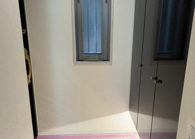 玄関は家の顔でもあり、家族以外の目にも止まる場所です。玄関は外との間を仕切る扉、靴などをしまっておく収納スペース、靴脱ぎのたたきスペース、来客とのやり取りをするドアホンなど複数のアイテムからなります。