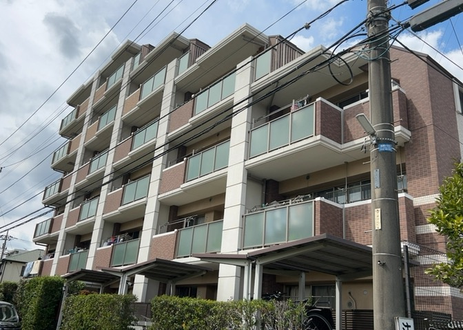 外観はマンション管理がされているかの目安になります。築年数が古いと、壁面は劣化してひび割れが生じることも！建物が古びていても細かいところが修繕されていると、きちんと管理されているなぁと感じるでしょう。