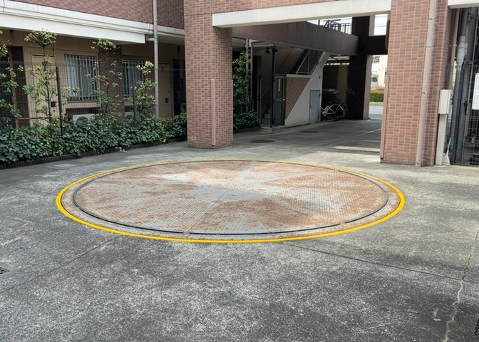 車一台あたりに必要なスペースは、標準サイズの普通自動車で横幅2m50cm、長さ5mは必要になります。ただし、乗降のことも考慮して横幅3m30cm、長さ5m50cmほどは確保できるところを選びましょう。