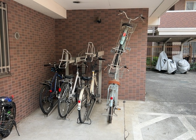 マンションの駐輪場は、事前に空きがあるか確認を取ると安心です。せっかく入居したのに駐輪スペースがない！なんてことになったら大変ですよね。そこで、内見時や購入前にはまず事前に確認しておくと良いでしょう。