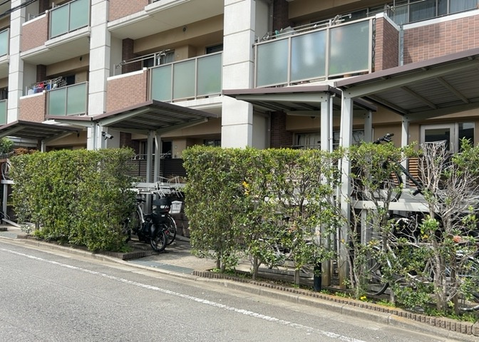 物件によっては、入居者が個人的に使用できる専用庭がついているものもあります。また、住宅の中にある土間の部分を庭と呼ぶこともあります。庭の用途は住む人によって変わり、それによってデザインもさまざまです。