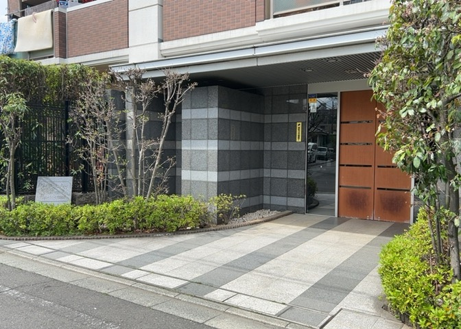 中庭（パティオ）とは、一つの建築物の内部に設けられた、壁などで囲われている庭のことを指します。コの字型、ロの字型が主流ですが、L字型の中庭もあります。最近では、インテリア性の高さからも人気があります。