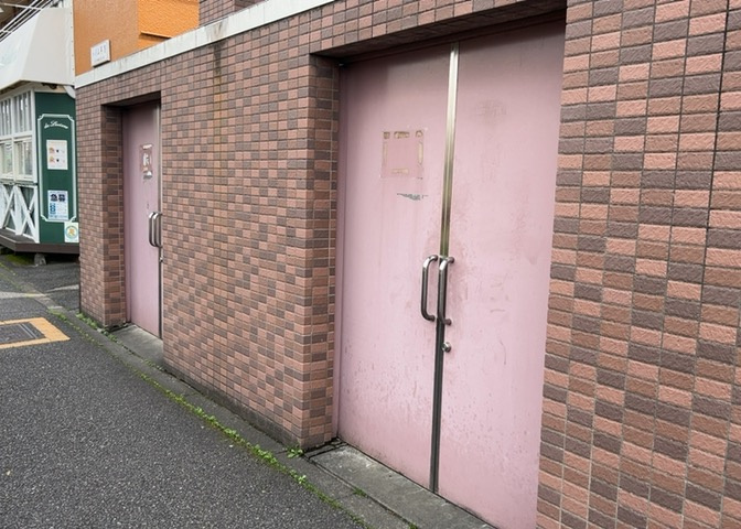 共有部分は、住民なら誰もが使える設備のこと。例えば駐車場やエレベーター、インターネット設備、セキュリティ設備などがあります。他にも、マンションの廊下・外部階段やエントランス・ゴミ置き場などがあります。