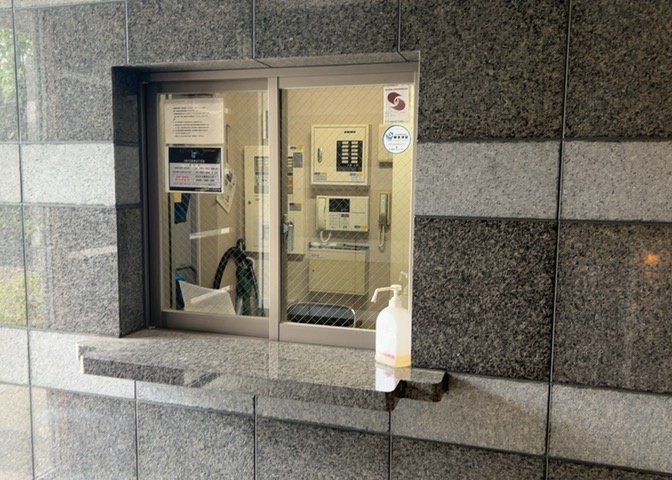 受付はマンションコンシェルジュがいる場合もあれば、管理人が滞在する小部屋を総称して呼ぶことがあります。主にエントランスに設置されていることから、防犯面でも期待ができます。防犯設備がない場合はより安心！
