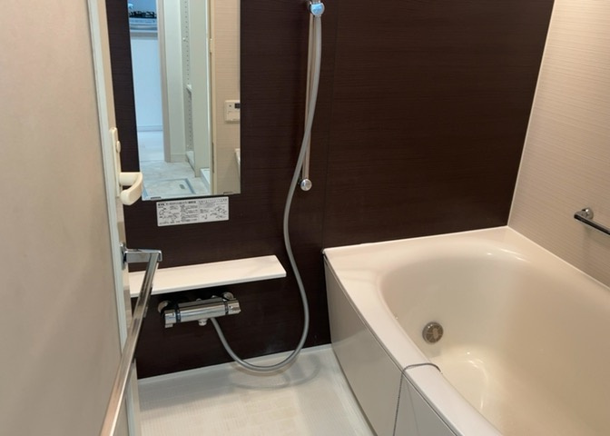 入浴時の快適さも大事なことですが、綺麗な状態を維持できなければ気持ちよく入浴できません。毎日の掃除が楽という点は大事なポイントになります！カビが生えにくく掃除がしやすい、壁や浴槽を選ぶといいでしょう。