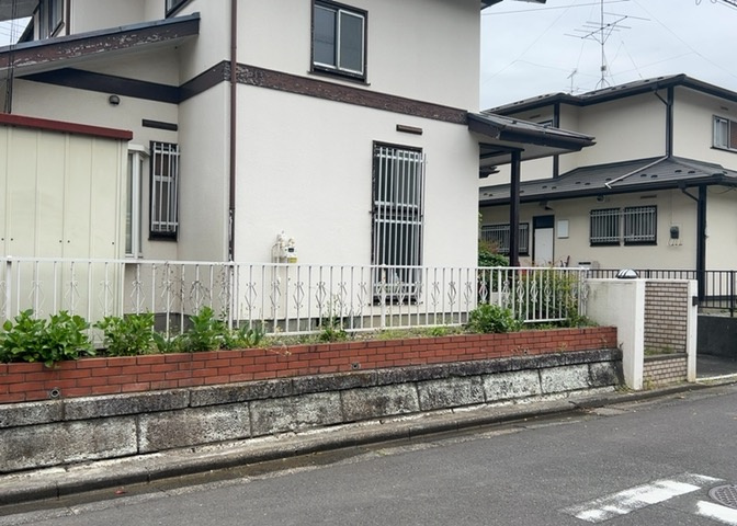 家を建てる場合、方位は要チェックです。現実的に日当たりのよい家ならばリビングは南側、建築基準法でも北側に当たる家への配慮は求められています。土地を見学に行く際は、方位磁針を持って行くようにしましょう。